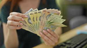 Veste uriașă pentru aproape 2 milioane de români! Câți bani primesc în mână de la 1 iulie: cifra oficială de la Guvern