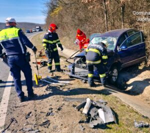 Tragere la indigo pe DN 76! Un șofer cu volan pe dreapta a intrat frontal în altă mașină. Trei victime au ajuns la spital