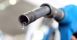 Lovitură totală la pompă! Benzina a sărit de 9 lei, iar motorina se apropie de pragul psihologic de 10 lei pe litru!