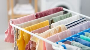 Regula „12:00” pentru uscarea rufelor. Greșeala uriașă pe care o fac toți românii când întind hainele afară!