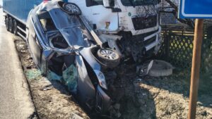 Impact devastator între un autoturism și un TIR, în Suceava! Trei victime au fost evaluate de urgență de medici