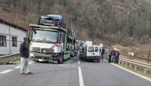 Haos pe Valea Oltului chiar acum! Trafic blocat total după un impact violent între un TIR și o …
