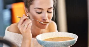 Planta pe care urșii o caută imediat după hibernare! Te scapă de toxine și e delicioasă, românii o adoră primăvara