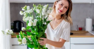 De ce pun românii bănuți în vaza cu flori. Trucul genial care îți salvează buchetul, puțină lume știe secretul!