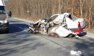Tragedie uriașă pe drumul spre Calafat! Un mort și trafic blocat după un impact violent între o mașină și o dubă!