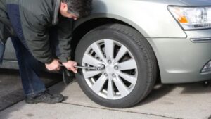 Toți șoferii trebuie să știe! Greșeala uriașă pe care o fac românii când schimbă cauciucurile: Regula celor 7 grade