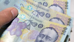 Bani în plus pentru acești români din 2026! Cine primește peste 2.100 de lei direct de la stat, nu e nevoie de pensie