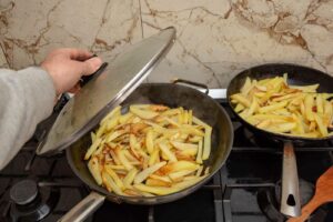 Greșeala uriașă pe care o faci când prăjești cartofii: De ce nu trebuie să îi amesteci niciodată în tigaie