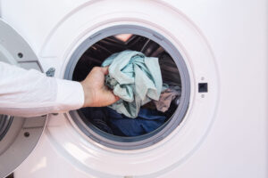 Greșeala pe care o fac toți românii! Obiectele banale care îți distrug definitiv mașina de spălat și hainele