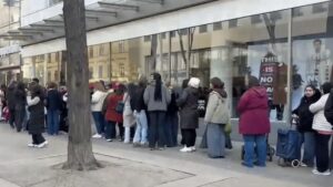 Bătaie pe cadouri în Viena! Motivul pentru care mii de oameni s-au călcat în picioare la deschiderea unui magazin
