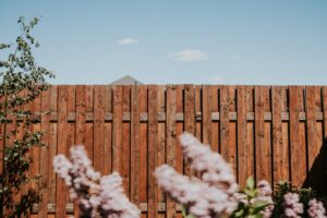 Vestea momentului pentru toți românii care stau la casă! Ești obligat să plătești dacă vecinul tău face asta la gardul comun