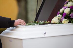 Vestea momentului pentru români!  Se scumpesc înmormântările! Ajutorul de deces crește la …