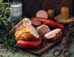 Tragédie după consumul acestor mezeluri iubite de români! Doi morți din cauza unei bacterii periculoase, e prăpăd!