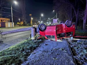 Prăpăd la ieșirea din Giurgiu! Un microbuz plin cu oameni s-a răsturnat după ce a spulberat un …