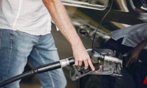 Lovitură totală pentru șoferi! Motorina sare de 10 lei/litru: Anunțul care îi va lăsa cu portofelele goale în 2026