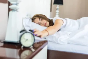 La ce oră trebuie să te culci, de fapt! Tabelul complet care îți arată câte ore trebuie să dormi în funcție de vârstă