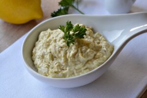 Secretul gospodinelor pentru cea mai cremoasă salată de vinete de post. Ingredientul care înlocuiește perfect oul!