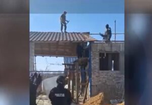 Scene ireale în Argeș! Un bărbat cu scut și sabie i-a atacat pe mascați. Polițiștii au descărcat armele în el