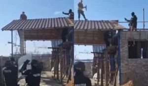Momente de groază în Argeș! Un bărbat cu sabie a atacat polițiștii și a fost împușcat în direct pe un acoperiș