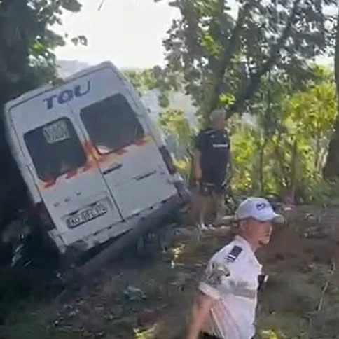 Accident grav în Argeș. Un microbuz cu 16 pasageri s-a izbit de un gard și a fost activat Planul Roșu de Intervenție