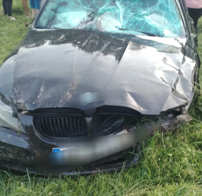 Un tânăr de 18 ani a scăpat cu viață după ce mașina sa a ieșit în decor în județul Argeș