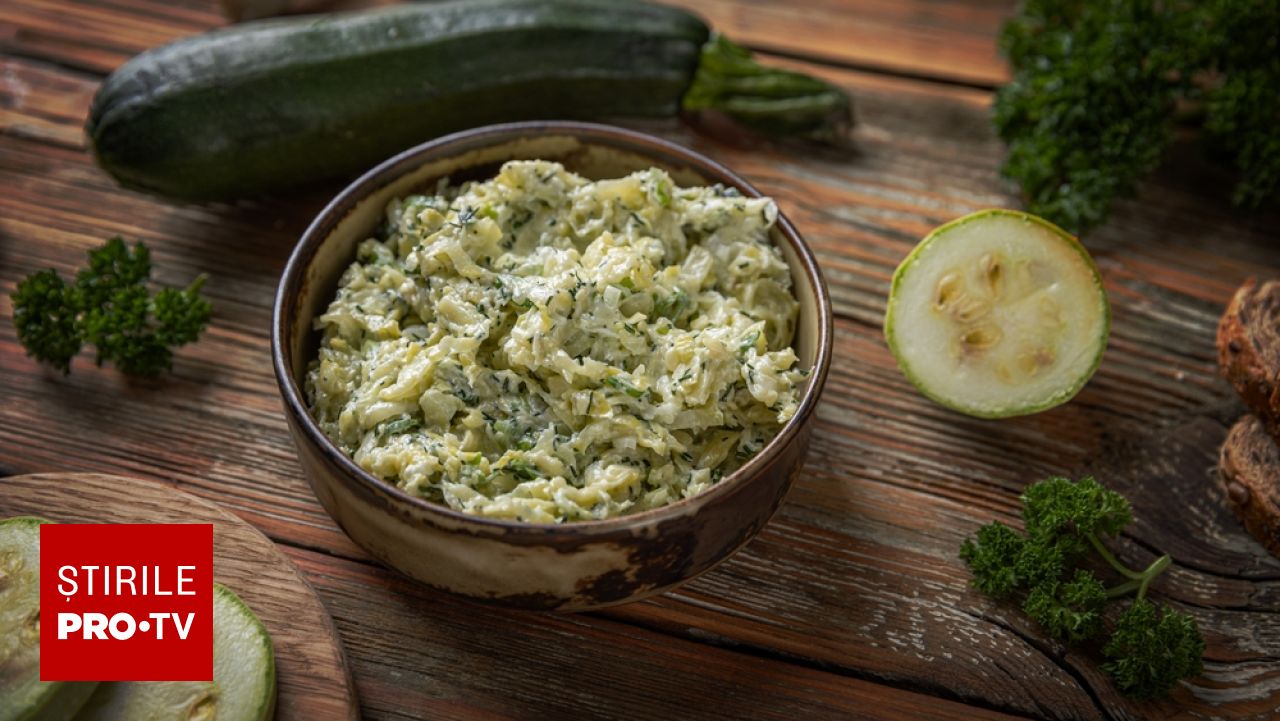 Salata de dovlecei, o alternativă sănătoasă la cea de vinete. Cum să o prepari corect ca să nu iasă apoasă