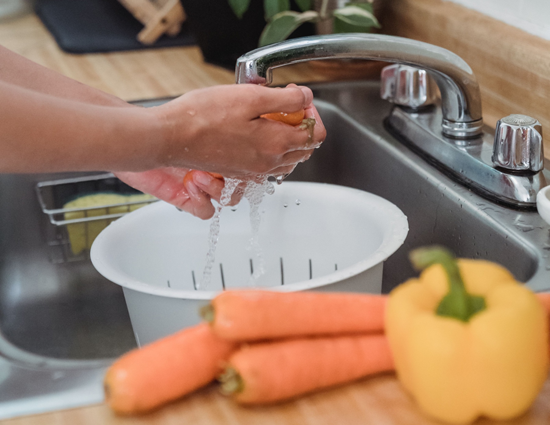 Cea mai sigură metodă de a spăla fructele și legumele. De ce apa de la robinet bate oțetul și bicarbonatul