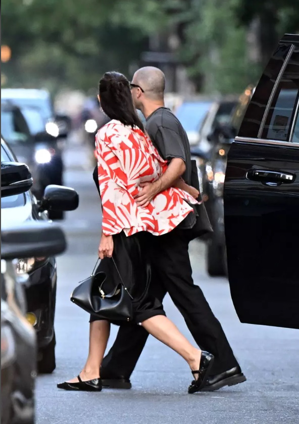 Katie Holmes iubește din nou. Actrița a fost surprisă alături de un artist cu nouă ani mai tânăr