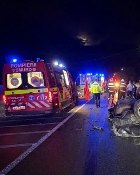 Accident grav în Suceava. Un șofer de 20 de ani a intrat cu mașina într-un cap de pod și a ajuns la spital