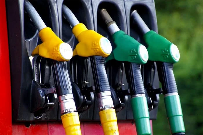 România conduce clasamentul european al scumpirilor la carburanți. Motorina a depășit pragul de zece lei pe litru