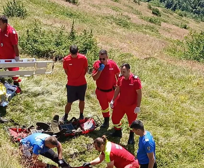 Tragedie în Munții Grohotiș. Un bărbat a murit în timpul unei acțiuni de cules afine
