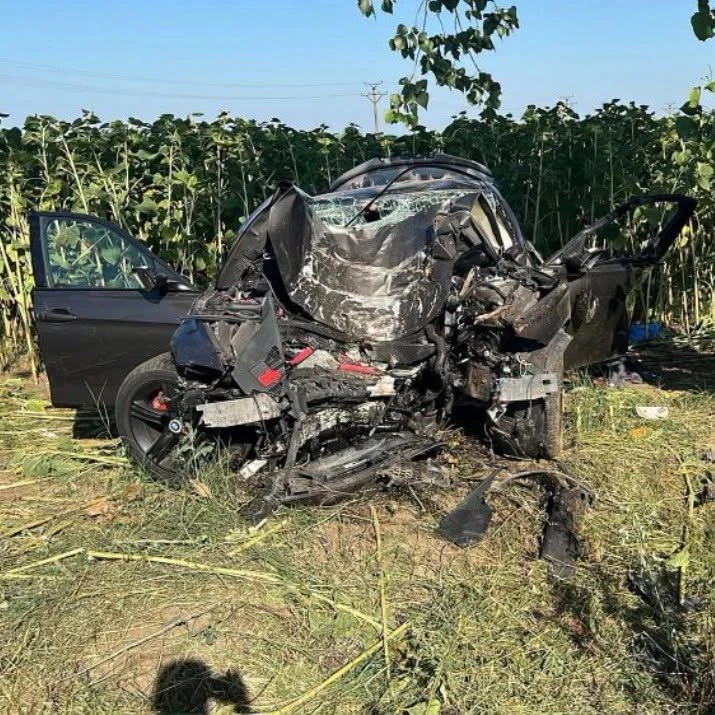 Accident grav în Buzău. Doi morți și doi răniți după ce o mașină a intrat într-un copac