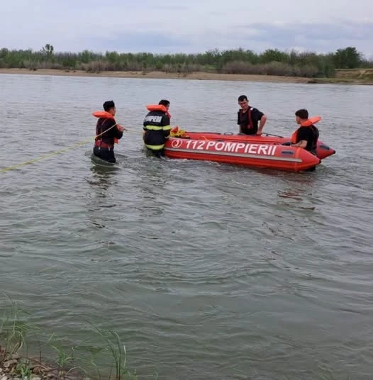 Doi tineri dispăruți în apele râului Siret. Căutările salvatorilor au fost suspendate temporar