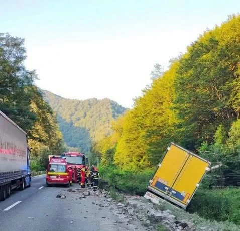 Accident rutier pe Valea Oltului. Trafic îngreunat pe Drumul Național 7 în zona localității Brezoi după implicarea unui autocamion