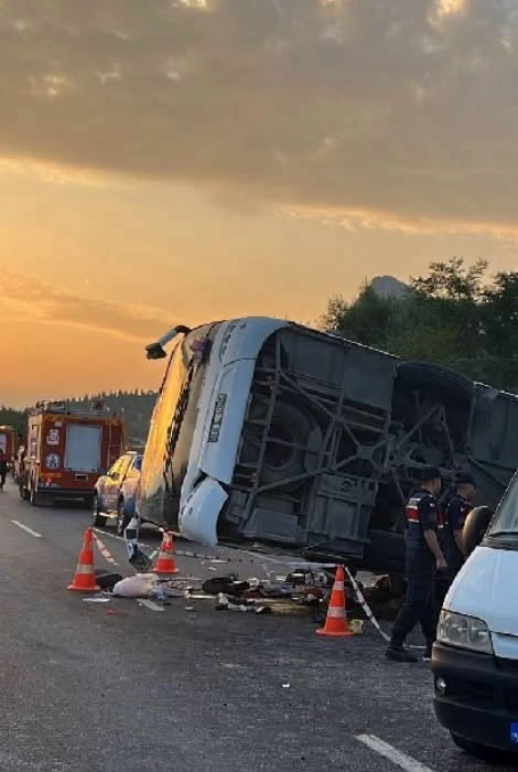 Accident rutier grav în Turcia. Șase nuntași au murit și alte zeci de persoane au fost rănite după impactul cu un camion