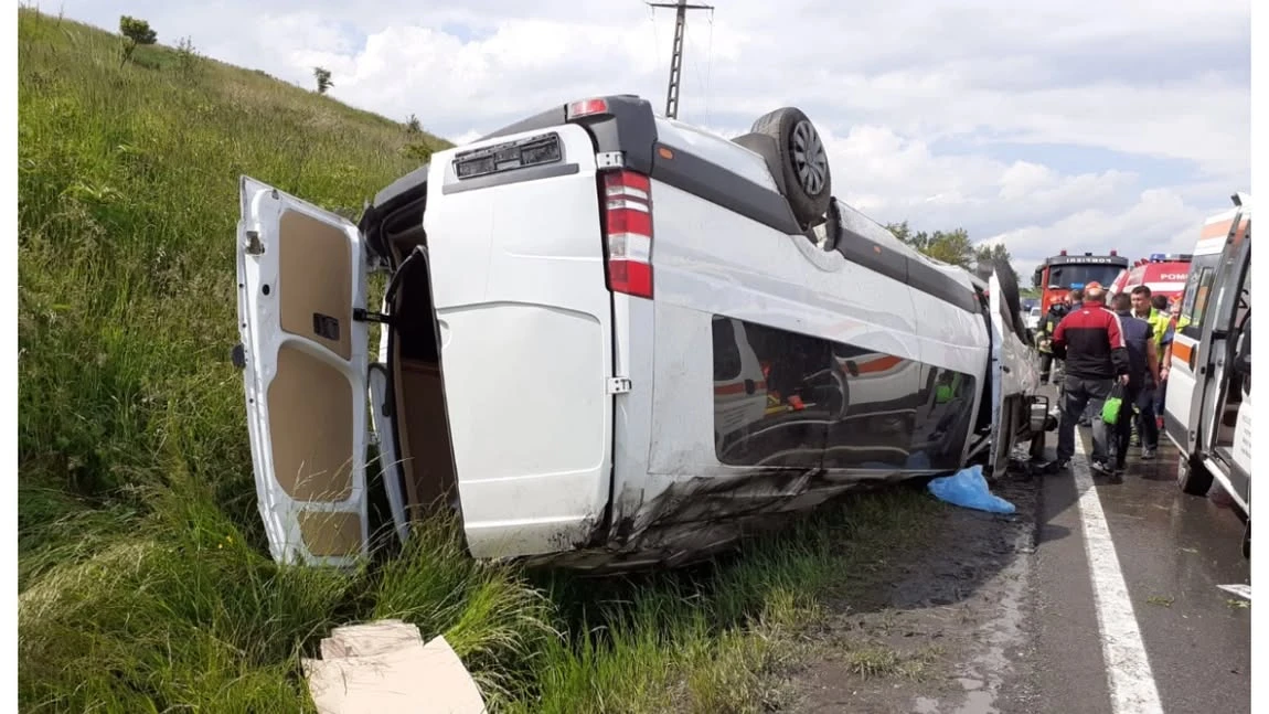 Accident grav în Vrancea. Planul Roșu de Intervenție a fost activat după răsturnarea unui microbuz pe E85