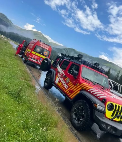 Doi bărbați loviți de fulger pe malul Mureșului. Victimele au fost resuscitate și transportate la spital
