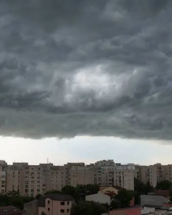 Prognoza meteo. Temperaturi de 36 de grade și ploi torențiale în mai multe regiuni