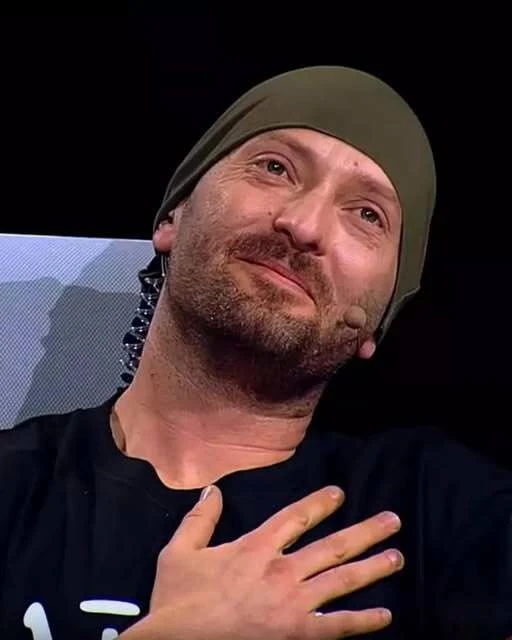 Cheloo a revenit pe scenă alături de Paraziții. Transformarea artistului a surprins fanii pe Arena Națională