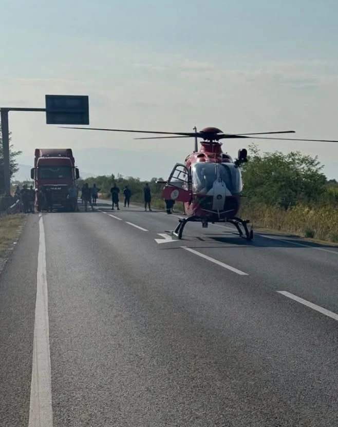 Accident grav pe DN6. Un bărbat a murit și mai multe persoane au fost rănite în urma coliziunii dintre trei mașini