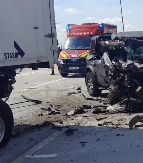 Accident mortal pe centura Timișoarei. Un șofer a decedat pe loc după ce a intrat cu mașina într-un TIR parcat