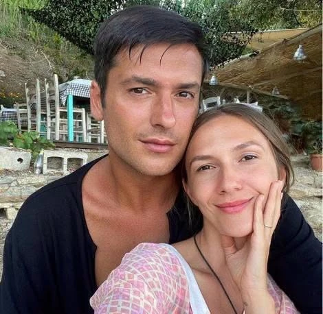 Adela Popescu și Radu Vâlcan au decis să locuiască separat. De ce a plecat vedeta din Șușani doar cu mezinul familiei