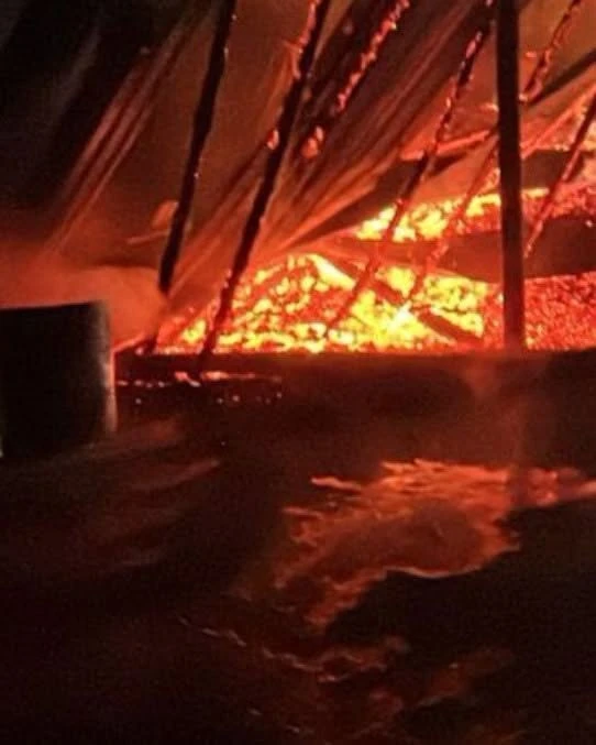Incendiu violent de noapte la Mureș. Flăcările au înghițit un depozit de cărbuni, o hală și o casă