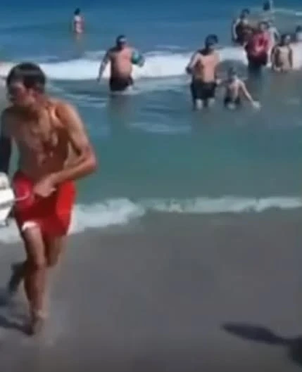 Alertă pe litoralul românesc. Turiștii au scos fragmente de dronă din mare la Năvodari