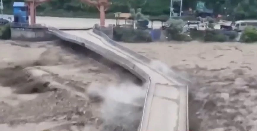 Cel puțin 165 de morți și peste 1.300 de dispăruți în urma unei viituri uriașe în Himalaya