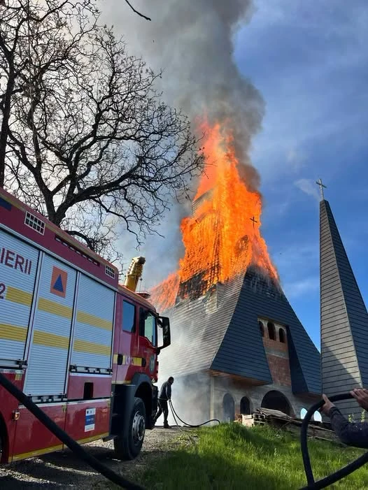 Incendiu puternic la biserica UNESCO din Șurdești. Flăcările au izbucnit de la o scânteie