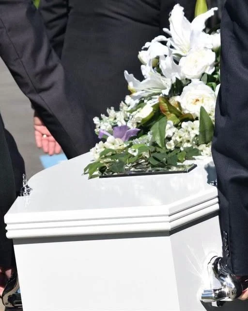 Ajutorul de înmormântare a fost majorat. Românii pot primi până la 9.192 de lei
