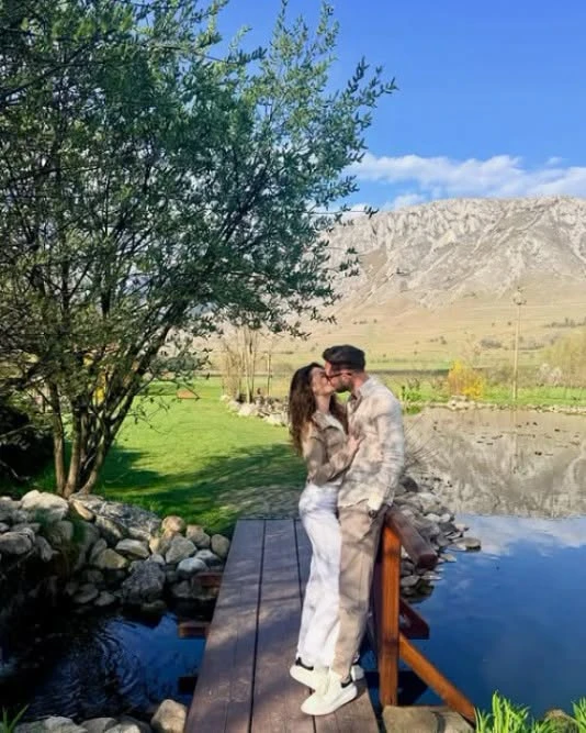 Manuela de la „Casa iubirii” și-a prezentat iubitul. Prima fotografie în care se sărută