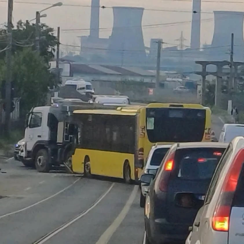 Accident grav în Timișoara după ce o basculantă a izbit un autobuz cu 40 de pasageri
