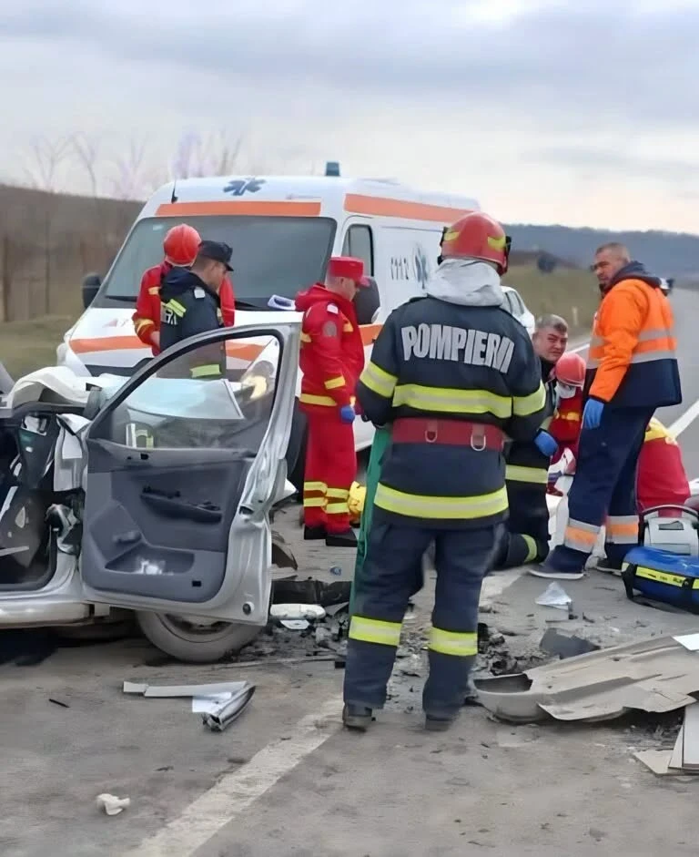 Accident grav pe DN 22 cu șase victime rănite. Două mașini s-au răsturnat în afara carosabilului